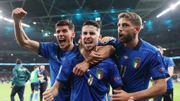 LONDON, ENGLAND - JULY 06: Jorginho of Italy celebrates with Matteo Pessina and Domenico Berardi after scoring their sides winning penalty in the penalty shoot out during the UEFA Euro 2020 Championship Semi-final match between Italy and Spain at Wembley 