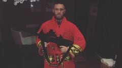 Conor McGregor subi&oacute; a las redes sociales esta foto posando con un arma de asalto.