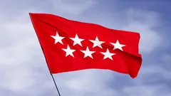 Bandera de la Comunidad de Madrid: origen, significado y por qué es roja con siete estrellas