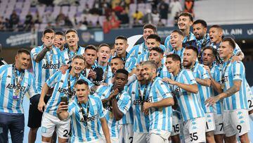 Al Ain (United Arab Emirates), 20/01/2023.- Players of Racing Club celebrate after winning the Supercopa Argentina final soccer match between Boca Juniors and Racing Club in Al Ain, United Arab Emirates, 20 January 2023. (Emiratos Árabes Unidos) EFE/EPA/ALI HAIDER
