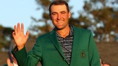 El golfista estadounidense Scottie Scheffler celebra con la chaqueta verde de campe&oacute;n su victoria en el Masters de Augusta 2022.