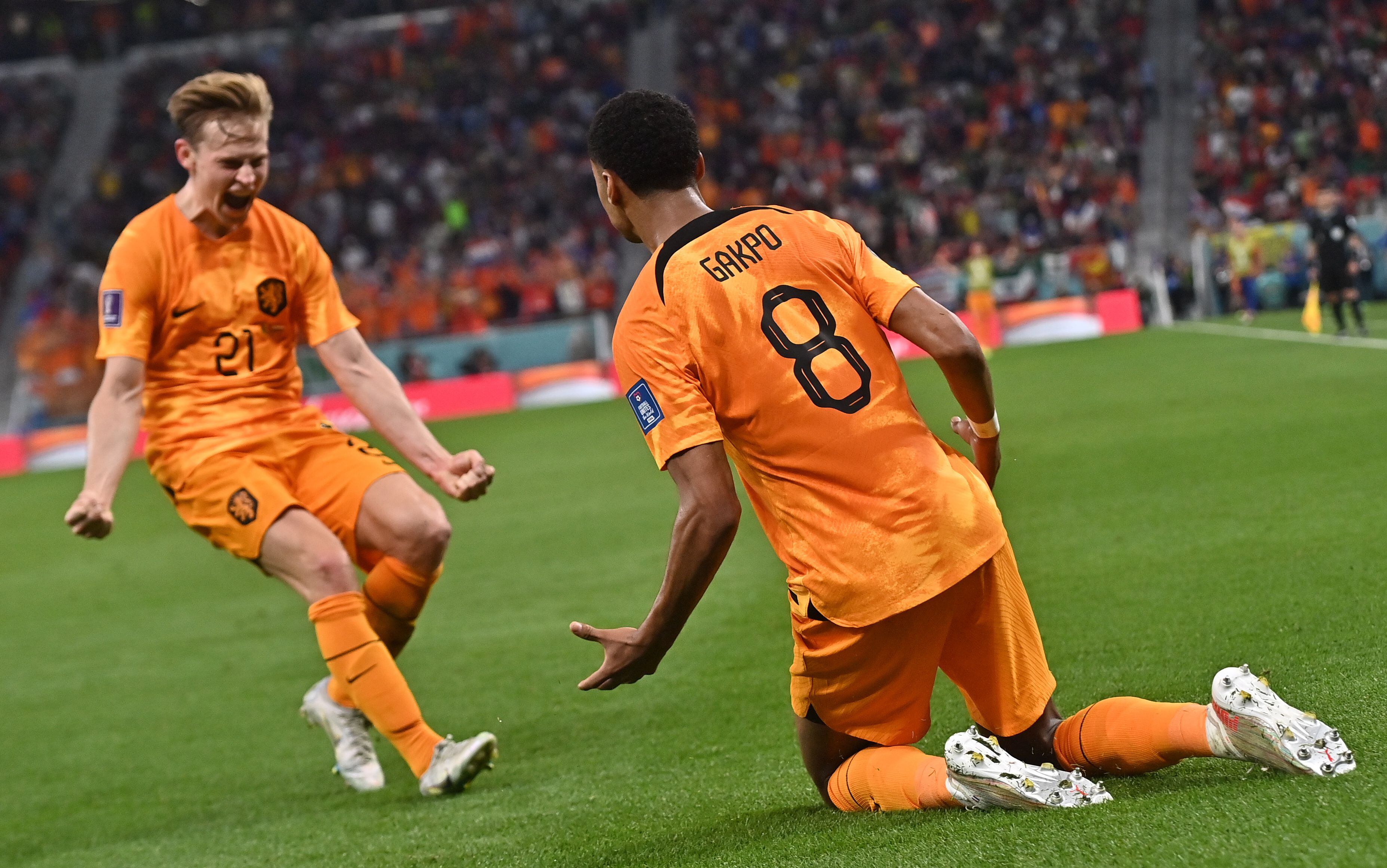 Doha (Qatar), 21/11/2022.- Cody Gakpo (R) of the Netherlands celebrates with teammate Frenkie de Jong after scoring the opening goal during the FIFA World Cup 2022 group A soccer match between Senegal and the Netherlands at Al Thumama Stadium in Doha, Qatar, 21 November 2022. (Mundial de Fútbol, Países Bajos; Holanda, Catar) EFE/EPA/Noushad Thekkayil
