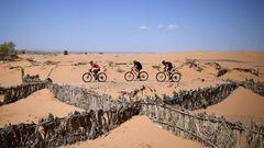 Participantes en la Titan Desert Marruecos, en una zona de dunas.