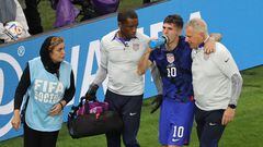 Doha (Qatar), 29/11/2022.- Medical team of the US assists Christian Pulisic after a body contact with the Iranian goalkeeper while scoring the 0-1 goal during the FIFA World Cup 2022 group B soccer match between Iran and the USA at Al Thumama Stadium in Doha, Qatar, 29 November 2022. (Mundial de Fútbol, Estados Unidos, Catar) EFE/EPA/Ali Haider
