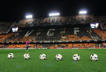 More balls than fans as Ter Stegen warms up at an empty Mestalla.