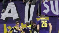 Zahovic celebra el gol con sus compa&ntilde;eros.