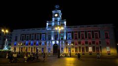 Imagen de la Puerta del Sol de Madrid durante la noche, donde se encuentran varias personas reunidas.