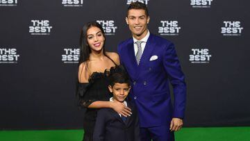 Cristiano Ronaldo y su pareja, Georgina Rodr&iacute;guez, posan junto a Cristiano Jr. 