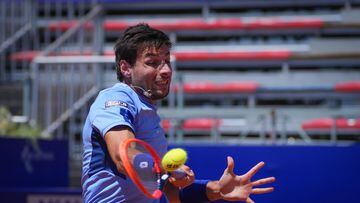 El tenista español Bernabé Zapata devuelve una bola durante su partido ante Roberto Carballés en el Córdoba Open.