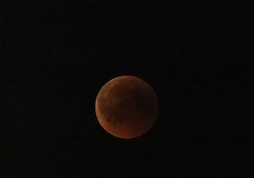 Imagen del eclipse lunar con luna de sangre 2018 desde Ankara, la capital de Turquía

