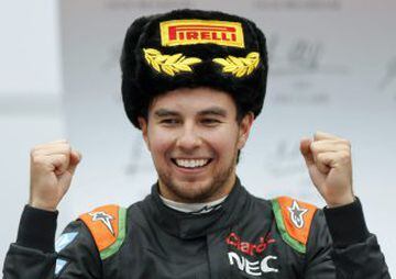 El mexicano Sergio Pérez, del equipo Sahara Force India de F1, celebra su tercer sitio en el Grand Premio de Rusia.