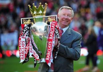 Sir Alex Ferguson, entrenador del Manchester United levanta el trofeo de la Premier League después del partido entre el Manchester United y el Blackpool en Old Trafford el 22 de mayo de 2011.