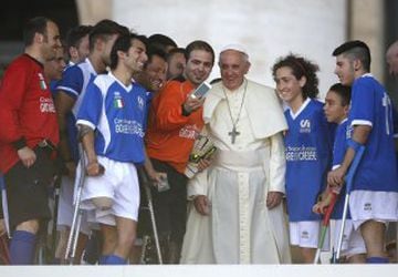 El Papa Francisco con los jugadores del equipo de fútbol nacional italiano amputado.