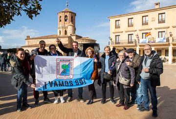 Un grupo de aficionados de la S.D. Almazán animan a su equipo desde la localidad soriana. 
