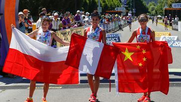AMDEP3302. EUGENE (ESTADOS UNIDOS), 15/07/2022.- Kimberly García León (c) de Perú, primer lugar, posa junto a Katarzyna Zdzieblo (i) de Polonia, segundo lugar, y Shijie Qieyang de China, tercer lugar, al final de la prueba marcha femenina 20km hoy, durante los Campeonatos del Mundo de atletismo en Eugene (Estados Unidos). EFE/ Alberto Estevez
