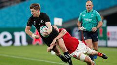 Beauden Barrett intenta zafarse de James Davies durante el partido por la medalla de bronce entre Nueva Zelanda y Gales en la Copa del Mundo de Rugby de Jap&oacute;n 2019.