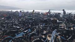 Decenas de e-bikes aparcadas en una playa en California. 