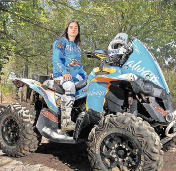 En 2015 terminó el Rally Dakar, convirtiéndose en la primera mujer en lograrlo. Un ejemplo para cualquier deportista. 