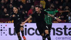 Sassuolo's Italian forward Andrea Pinamonti (C) celebrates after scoring an equalizer during the Italian Serie A football match between Sassuolo and AS Rome on November 9, 2022 at the Citta del Tricolore stadium in Reggio Emilia. (Photo by Filippo MONTEFORTE / AFP)