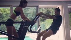 Dani Alves y la extra&ntilde;a forma de motivar a su mujer haciendo ejercicio.