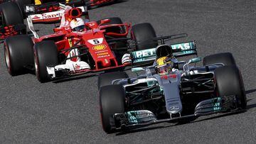 Lewis Hamilton por delante de Sebastian Vettel en Suzuka.