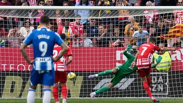GIRONA, 01/04/2023.- El delantero del Girona Cristhian Stuani (d) marca gol ante el Espanyol durante el partido de LaLiga Santander entre el Girona FC - RCD Espanyol, este sábado en el estadio municipal de Montilivi. EFE/David Borrat
