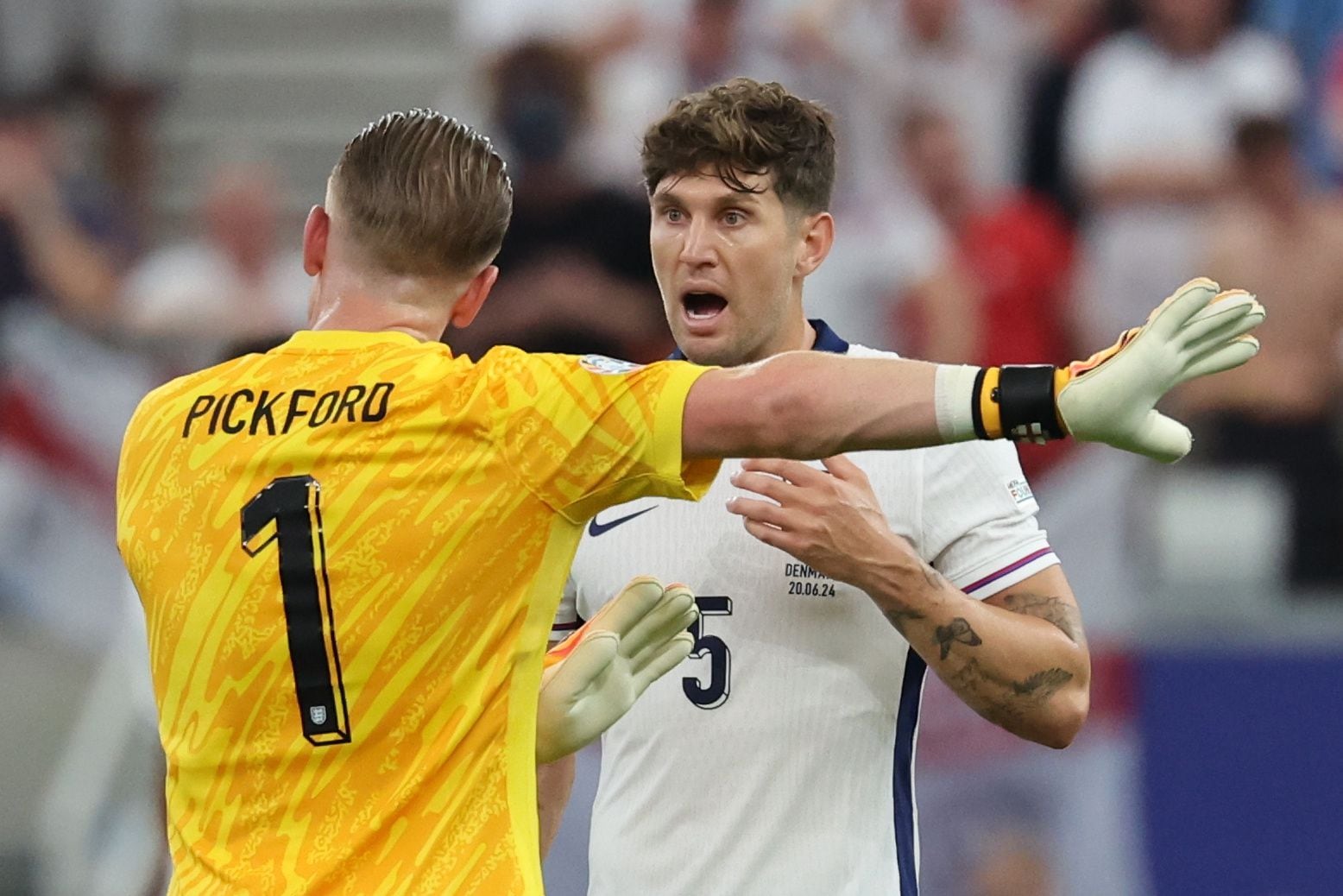 Frankfurt Am Main (Germany), 20/06/2024.- Goalkeeper Jordan Pickford of England (L) speaks with his teammate John Stones during the UEFA EURO 2024 group C match between Denmark and England, in Frankfurt Main, Germany, 20 June 2024. (Dinamarca, Alemania, Jordania) EFE/EPA/ABEDIN TAHERKENAREH
