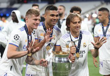 Kroos, Casemiro y Modric posan con la Decimocuarta sobre el césped del Estadio de Francia, donde el Madrid conquistó la pasada Champions ante el Liverpool.