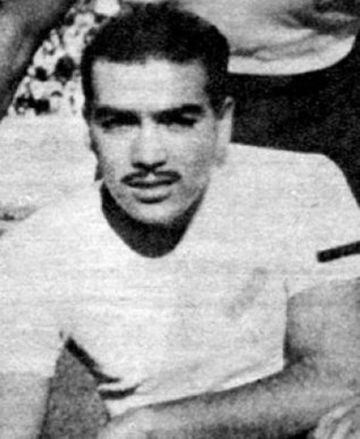 Alfonso Domínguez fue máximo goleador de Colo Colo en cuatro torneos llegando a 117 en el club. Campeón nacional en 1939, 1941, 1944, 1947. 