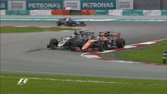 Magnussen y Alonso en el GP de Malasia. 