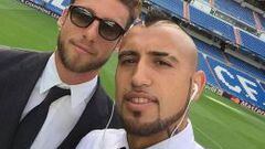 Arturo Vidal se tom&oacute; una selfie este martes en el Santiago Bernabeu junto a Claudio Marchisio.