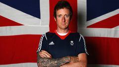 Bradley Wiggins posa delante de una bandera del Reino Unido.