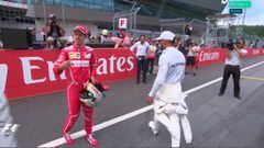Polémico gesto de Hamilton con Vettel ante un comentarista