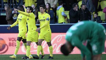Villarreal's Spanish midfielder Daniel Parejo (C) celebrates scoring his team's first goal with teammates during the Spanish league football match between Villarreal CF and Girona FC at La Ceramica stadium in Vila-Real on January 22, 2023. (Photo by Jose Jordan / AFP)