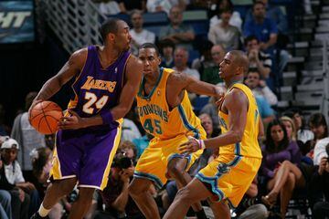 En marzo de 2007, Kobe entró en combustión máxima al encadenar cuatro partidos consecutivos con más de 50 puntos. En específico: 65, 50, 60 y 50. Timberwolves, Blazers, Grizzlies y Hornets fueron quienes sufrieron la metralla de Kobe. Sin embargo, aquella temporada no terminó del todo bien para los Lakers, ya que fueron eliminados en primera ronda de playoffs por Phoenix.
