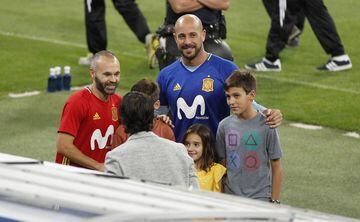 Raul González Blanco y sus hijos con Pepe Reina y Andrés Iniesta.