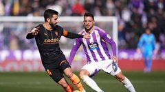 VALLADOLID, SPAIN - JANUARY 29: Jose Luis Gaya of Valencia CF is challenged by Oscar Plano of Real Valladolid CF during the LaLiga Santander match between Real Valladolid CF and Valencia CF at Estadio Municipal Jose Zorrilla on January 29, 2023 in Valladolid, Spain. (Photo by Angel Martinez/Getty Images)