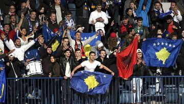 Seguidores kosovares animan a su selecci&oacute;n en un partido reciente.