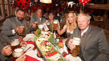 Hasan Salihamidzic, director deportivo del Bayern, Julian Nagelsmann, el entrenador, junto con su mujer Lena Wurzenberger, y Oliver Kahn, CEO del club, con su esposa, Svenja celebran ayer el Oktoberfest, la Fiesta de la Cerveza en Múnich.
