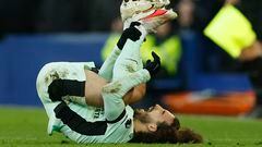 Marc Cucurella, jugador del Chelsea, se duele en el suelo durante el partido ante el Everton.
