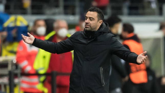 Xavi complains about Eintracht Frankfurt pitch in Barcelona draw