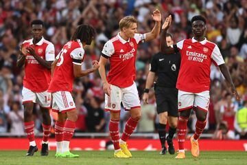 Los jugadores del Arsenal celebran un gol en casa.