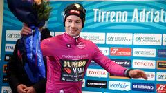 Sarnano-sassotetto (Italy), 10/03/2023.- Primoz Roglic of the team Jumbo - Visma on the podium wearing the points classifaction leader's cyclamen jersey after the 5th stage of the Tirreno Adriatico cycling race, from Morro d'Oro to Sarnano-Sassotetto km 168 of the 58th edition of Tirreno Adriatico, Sarnano-Sassotetto, Italy, 10 March 2023. (Ciclismo, Italia) EFE/EPA/ROBERTO BETTINI
