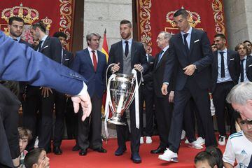 Sergio Ramos durante la visita que los jugadores hicieron a la Comunidad con el  trofeo Champions League conseguido el día de ayer en Kiev tras vencer por 3 goles a 1 al equipo inglés, Liverpool