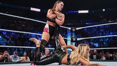 Ronda Rousey ataca a Charlotte Flair.