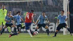 El golazo de Isla que eliminó a Uruguay en Copa América 2015