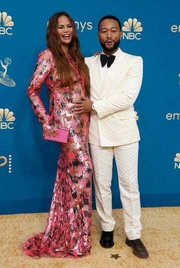 John Legend y Chrissy Tiegen en la alfombra roja de los Premios Emmy 2022.