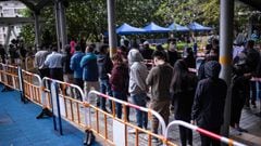 Residents wait in line to test for the Covid-19 coronavirus outside a building placed under lockdown at the Kwai Chung Estate public housing complex in Hong Kong on January 22, 2022, amid a rise in coronavirus cases fuelled by the Omicron variant. (Photo 