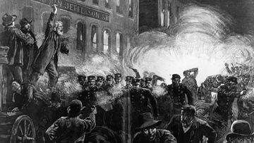 4 de mayo de 1886: Los alborotadores arrojan una bomba de dinamita a una multitud de polic&iacute;as durante una manifestaci&oacute;n en Haymarket Square, Chicago. Obra de arte original: Despu&eacute;s de Thure de Thustrup, de Harper&#039;s Weekly. 