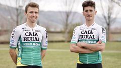 Los ciclistas del Caja Rural - Seguros RGA posan con el maillot con el que competir&aacute;n en la temporada 2022.